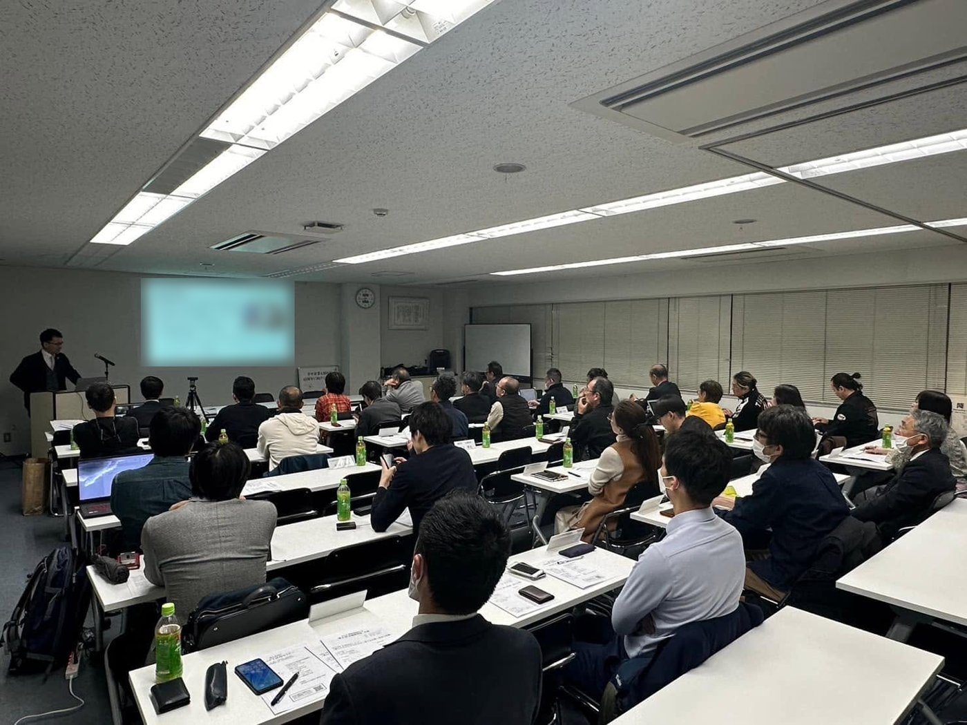 経営者団体の会場で、40人ほどの会員を前にChatGPTセミナーの講師を務める伊藤ゆきひろ