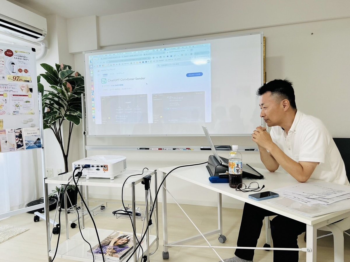 ChatGPTセミナーで、スクリーンの前で解説する伊藤ゆきひろ