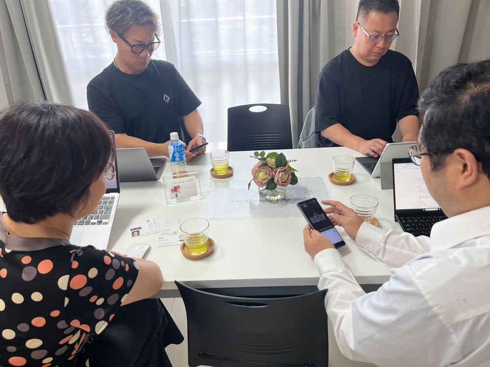 セミナーで、スマホやパソコンを手に作業する参加者