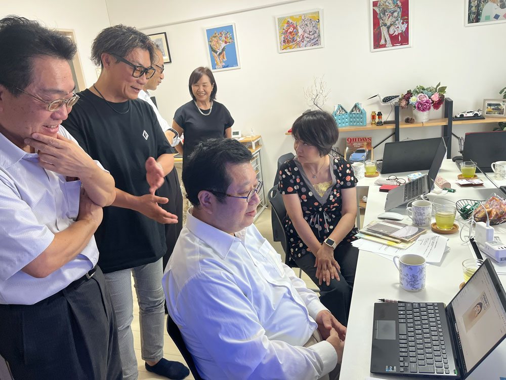 参加者同士で画面をのぞき込み、話し合う様子