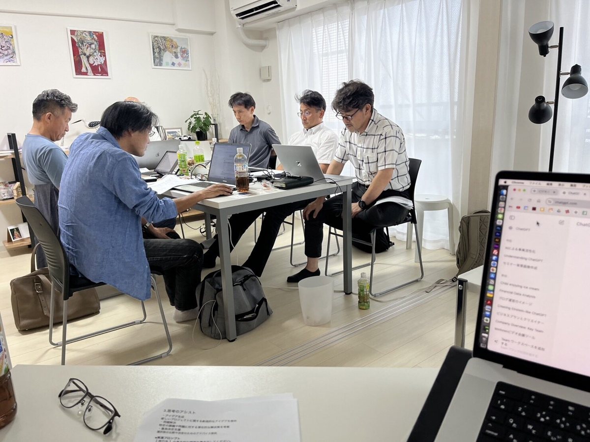 テーブルを囲んでパソコン作業をするセミナー参加者