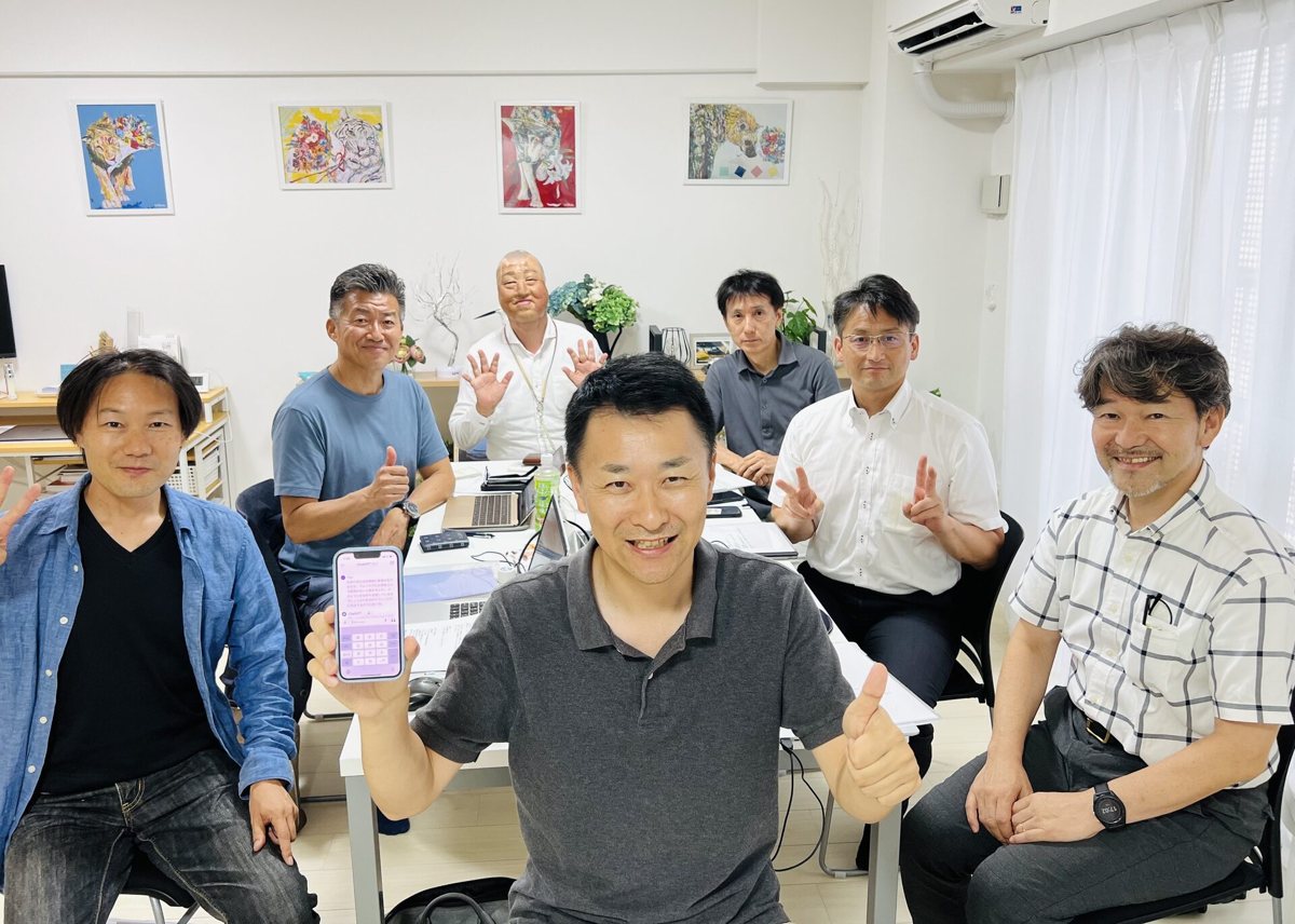 笑顔で手を振るChatGPTセミナーの参加者の集合写真
