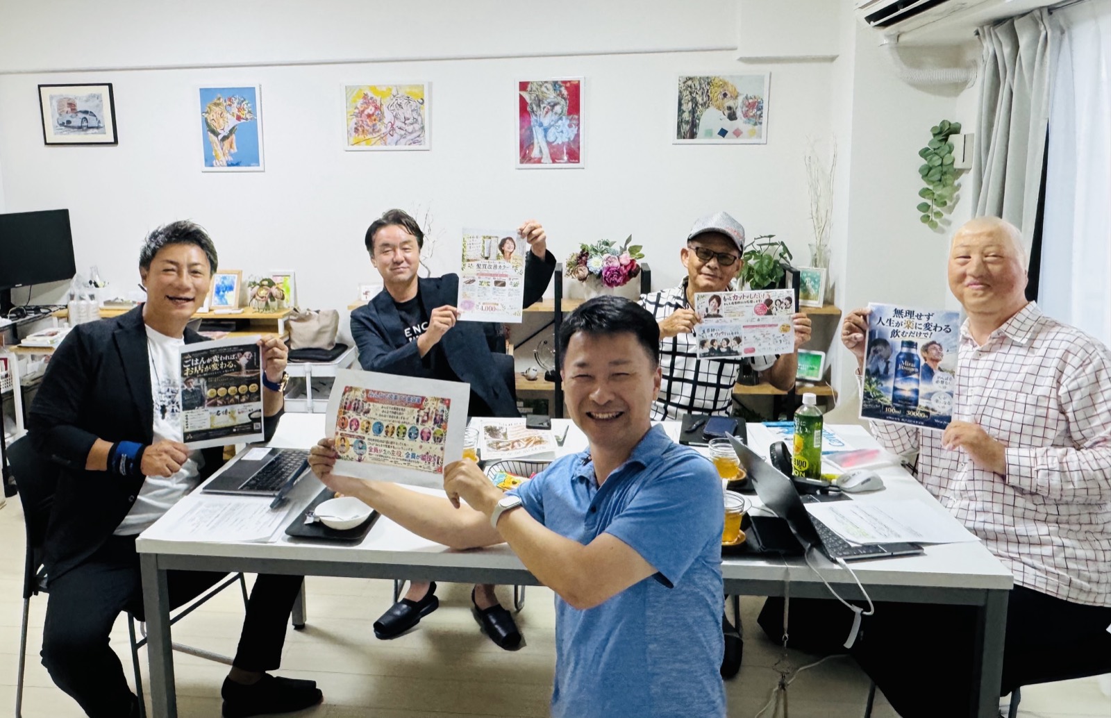 完成したチラシを手に並ぶワークショップ参加者