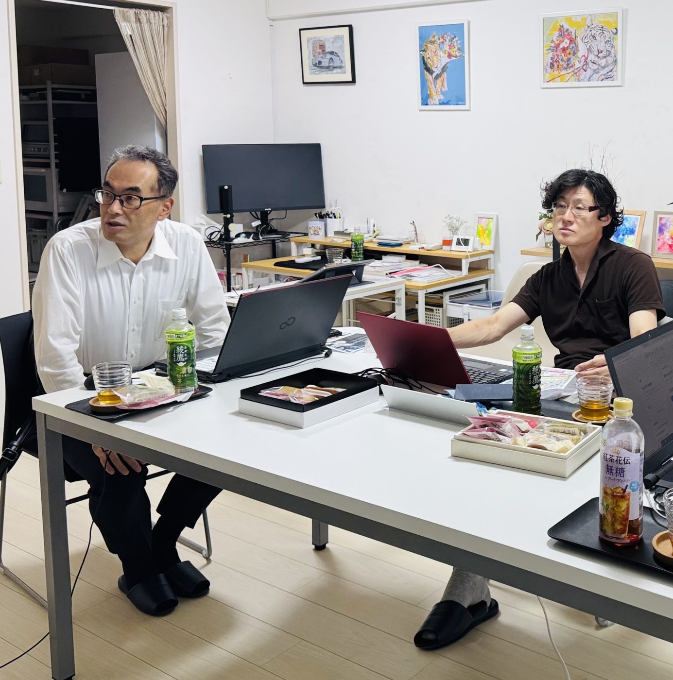ノートパソコンを開いて話を聞く参加者